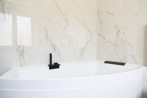 Bagno in stile moderno di 8 di Valentina Solera Architetto