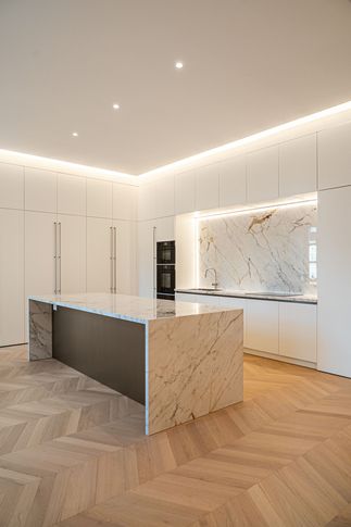 Open Space in stile contemporaneo di 100 di Formale.