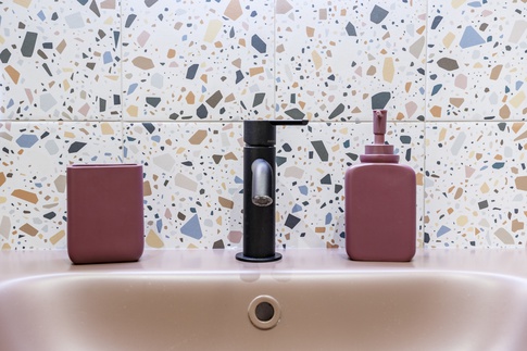 Bagno in stile contemporaneo di 3 di Valentina Varricchio Architetto Bagno in stile contemporaneo di 3 di Valentina Varricchio Architetto