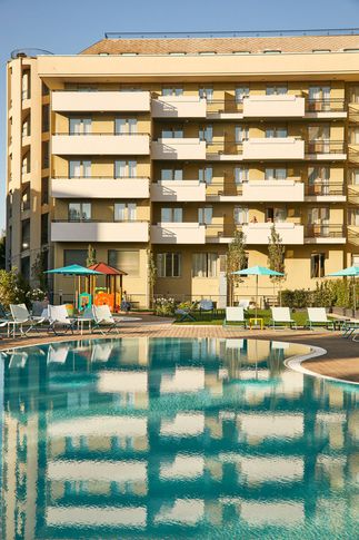 Piscina in stile contemporaneo di 1 di Lorenzo Franzi | Fotografia