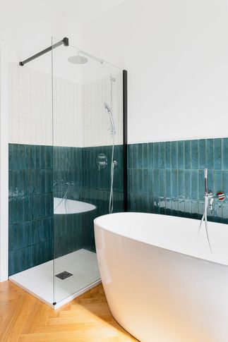 Bagno in stile contemporaneo di 5 di tIPS ARCHITECTS