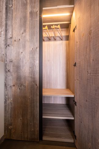Camera da Letto in stile moderno di 15 di Design Alpino