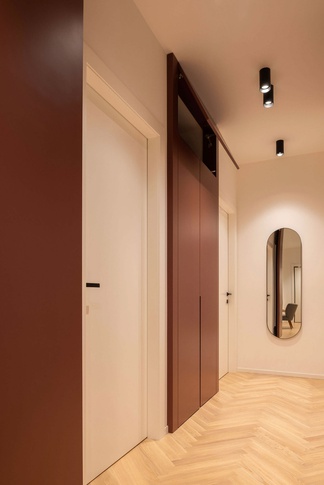 Corridoio in stile contemporaneo di 4 di Subconscio studio