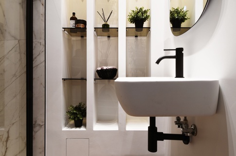Bagno di Servizio in stile contemporaneo di 4 di kkarchitecture Bagno di Servizio in stile contemporaneo di 4 di kkarchitecture