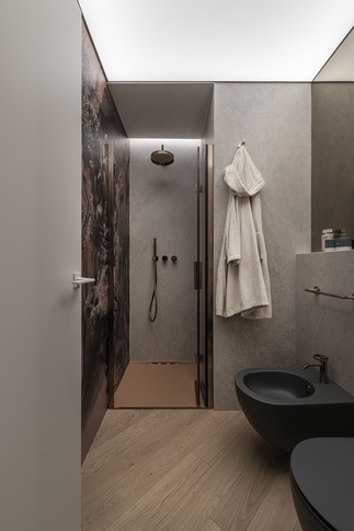 Bagno in stile contemporaneo di 8 di Francesco Cardano Interior Designer