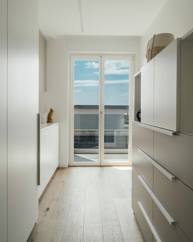 Lavanderia in stile contemporaneo di 8 di Francesco Cardano Interior Designer