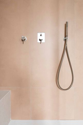 Bagno di Servizio in stile contemporaneo di 3 di valeria ingrao architetto
