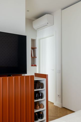 Camera da Letto in stile contemporaneo di 15 di Archifacturing - Sara Cimarelli & Giorgio Opolka