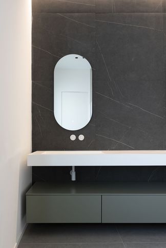 Bagno in stile contemporaneo di 5 di valeria ingrao architetto