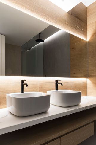 Bagno in stile contemporaneo di 5 di Lorenzo Franzi | Fotografia