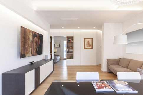 Soggiorno in stile minimal di 30 di Pucciarelli Architetti