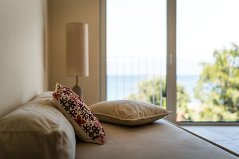 Soggiorno in stile mediterraneo di 30 di Eligio Torre Design Office