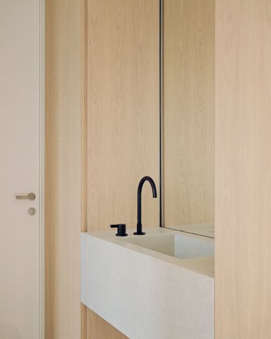 Bagno in stile minimal di 7 di Didonè Comacchio Architects