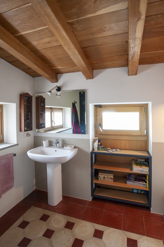 Bagno in stile moderno di 4 di studioaria