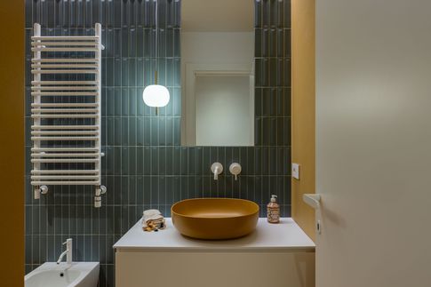Bagno in stile contemporaneo di 4 di Archifacturing - Sara Cimarelli & Giorgio Opolka Bagno in stile contemporaneo di 4 di Archifacturing - Sara Cimarelli & Giorgio Opolka