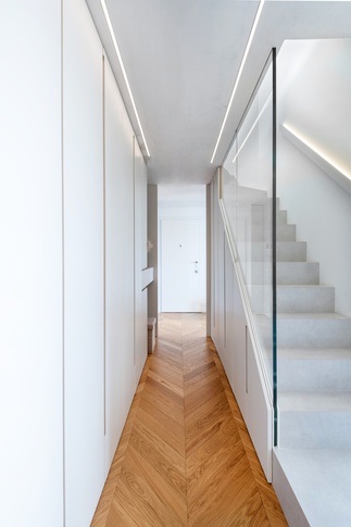 Corridoio in stile moderno di 8 di Bossi Vigorito Building Interior