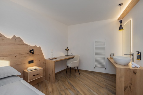 Camera da Letto in stile naturale di 15 di Arredamenti Andalo