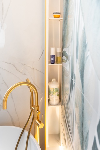 Bagno in stile urban jungle di 6 di AD Design