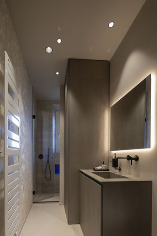 Bagno in stile contemporaneo di 5 di Castelli Sasso architetti
