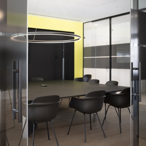 Studio in stile contemporaneo di 30 di COBE architetti