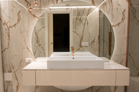 Bagno in stile moderno di 6 di Living Home Design