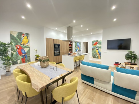 Soggiorno in stile urban jungle di 30 di Jessica Damiani architetto