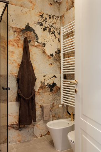 Bagno in stile minimal di 4 di Sofia Carta Studio Bagno in stile minimal di 4 di Sofia Carta Studio