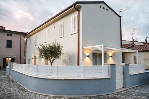 Facciata in stile contemporaneo di 220 di SaturninoStudio Architecture and Design