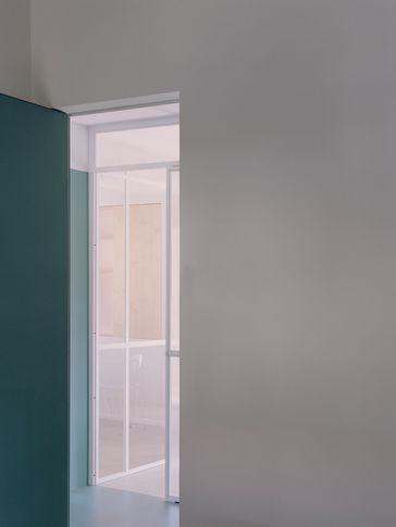 Corridoio in stile minimal di 4 di vianello gasparin progetti