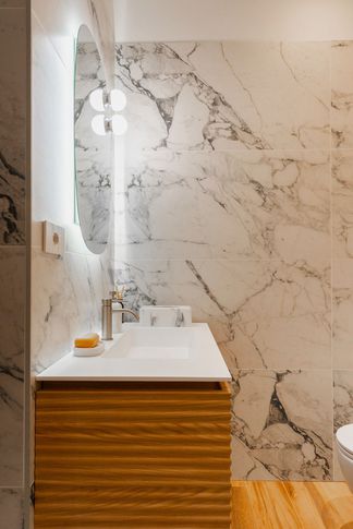 Camera da Letto in stile glamour di 18 di Equus Architects