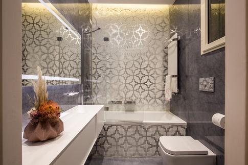 Bagno in stile contemporaneo di 6 di MOB Architects