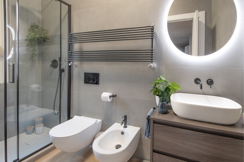 Bagno in stile contemporaneo di 5 di architetto Caterina Martini Bagno in stile contemporaneo di 5 di architetto Caterina Martini