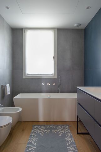 Bagno in stile moderno di 6 di Silvia Aquilani . Design studio