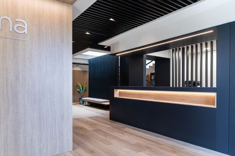 Ingresso in stile contemporaneo di 60 di Lorenzo Franzi | Fotografia