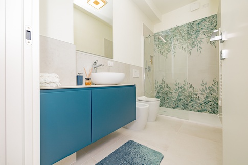 Bagno in stile moderno di 20 di Colab Design