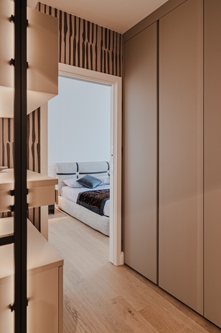 Cabina Armadio in stile contemporaneo di 5 di Coco Interni