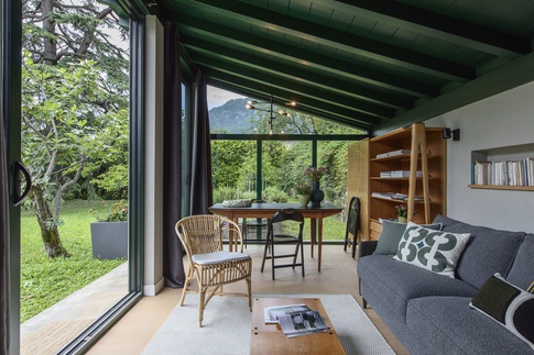 Soggiorno in stile contemporaneo di 18 di Chantal Forzatti architetto