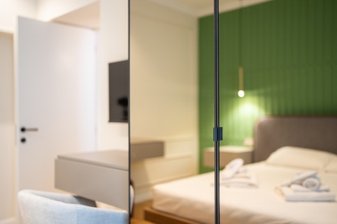 Camera da Letto in stile contemporaneo di 15 di FCInteriorDesignStudio |