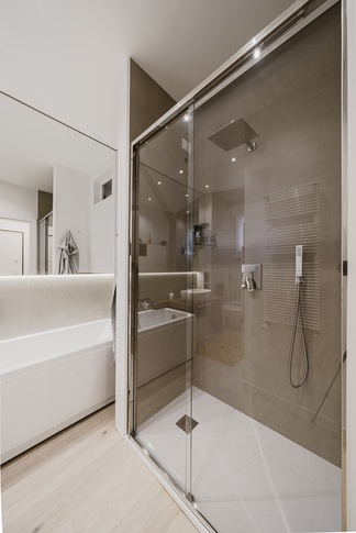 Bagno in stile contemporaneo di 7 di Annalisa Carli Architetto