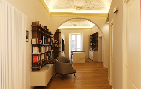Ingresso in stile classico di 19 di Carla Gatto Architetto