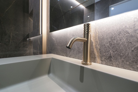 Bagno in stile moderno di 10 di Desearq studio - architettura e interior design