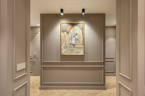 Corridoio in stile moderno di 8 di Studio Zanobini