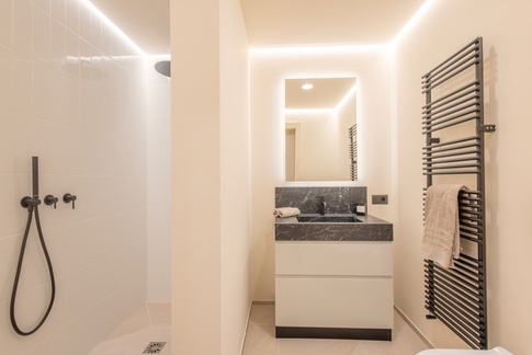 Bagno di Servizio in stile moderno di 5 di Living Home Design Bagno di Servizio in stile moderno di 5 di Living Home Design