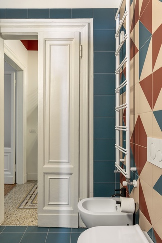 Bagno in stile pop art di 85 di Chantal Forzatti architetto