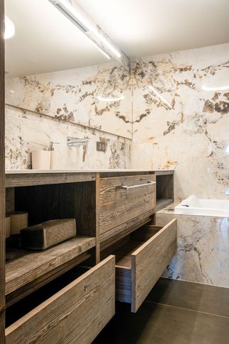 Bagno in stile moderno di 6 di Design Alpino