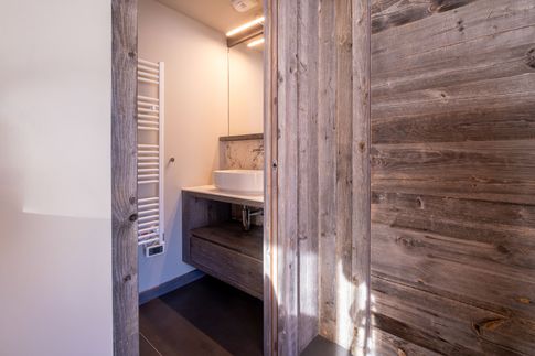Bagno in stile moderno di 2 di Design Alpino