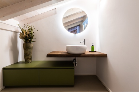 Bagno in stile minimal di 5 di Banp Studio