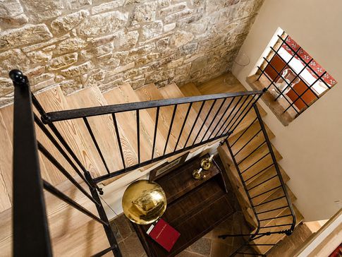 Open Space in stile rustico di 40 di Equus Architects