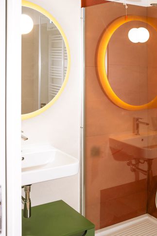 Bagno in stile iconico di 5 di LATER STUDIO / paola cortesi architetto