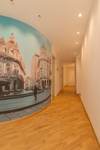 Corridoio in stile urban di 16 di Valentina Solera Architetto